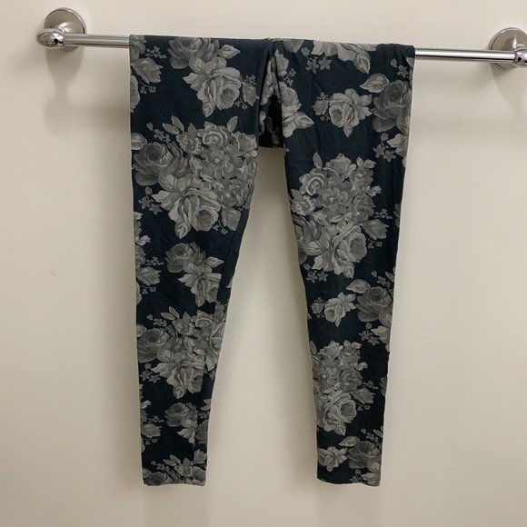 aeropostale, womens m, gray floral pattern - Picture 3 of 3